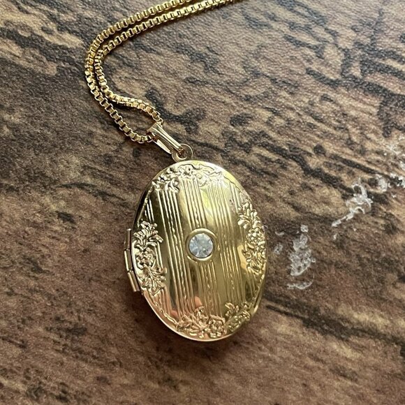 Vintage Avon Locket Necklace Gold Tone Victorian Revival Perfume Fragance Holder - Picture 4 of 12